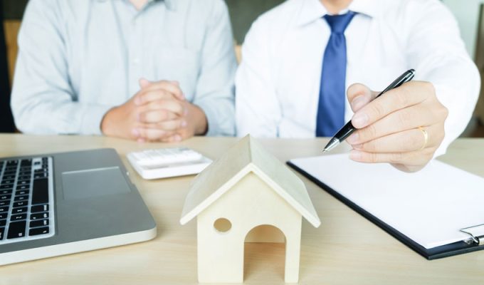 Real estate agent to present the property (house) to customer חתימת חוזה דירה - חברת עורכי דין פדר